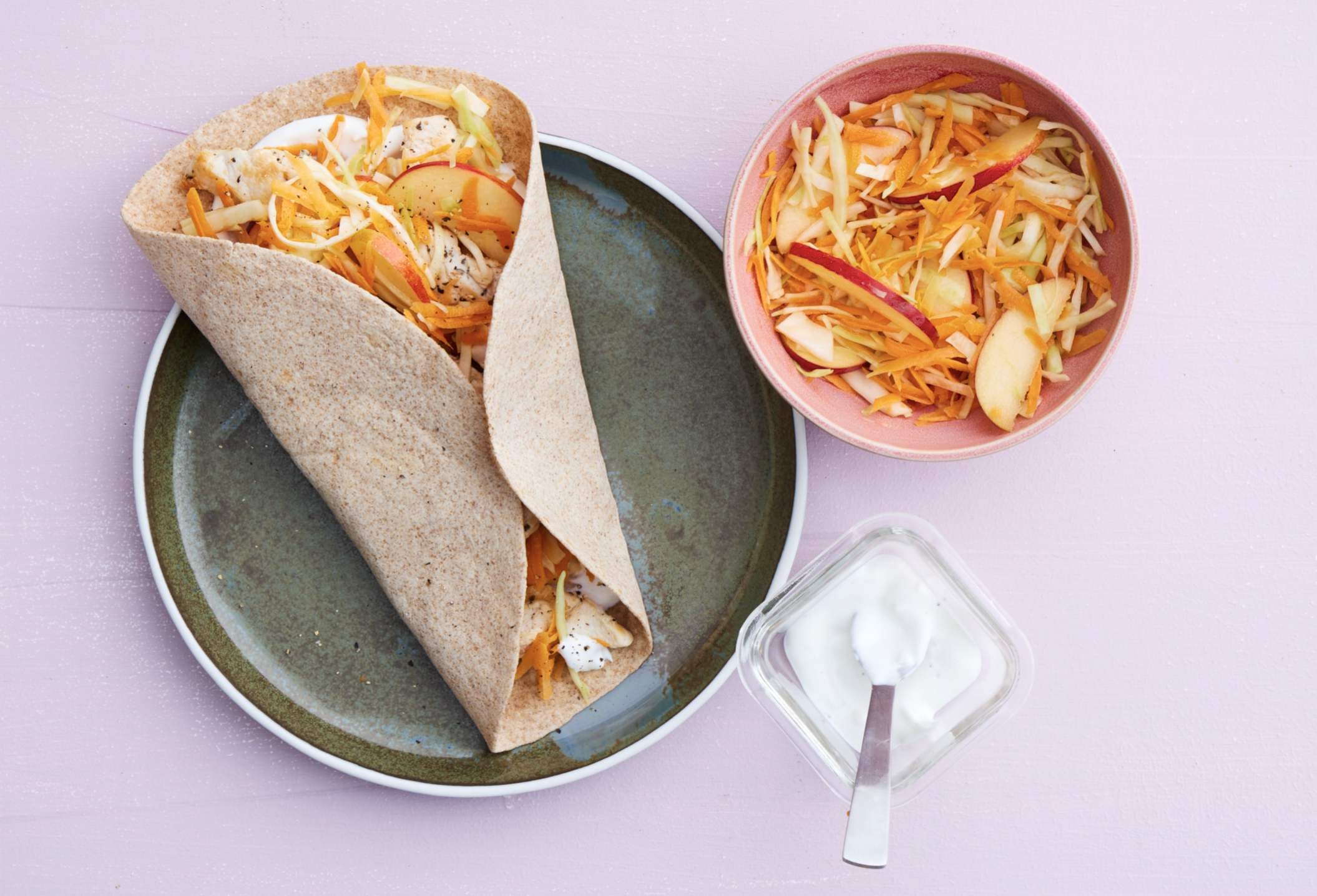 Wrap med råkost og marinerede kyllingestykker - mandag uge 7