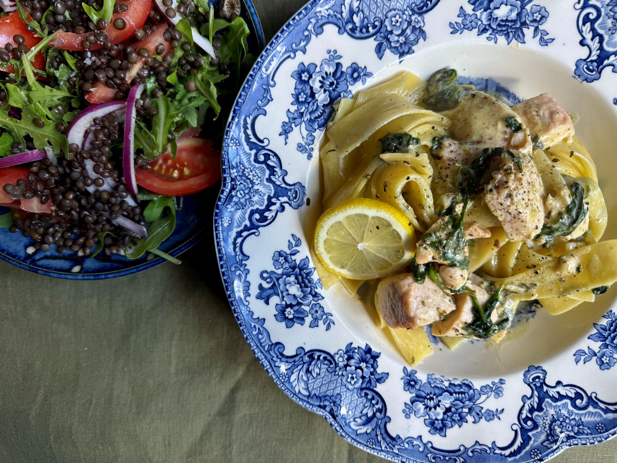 Pasta med laks, cremet citronsauce og salat med linser