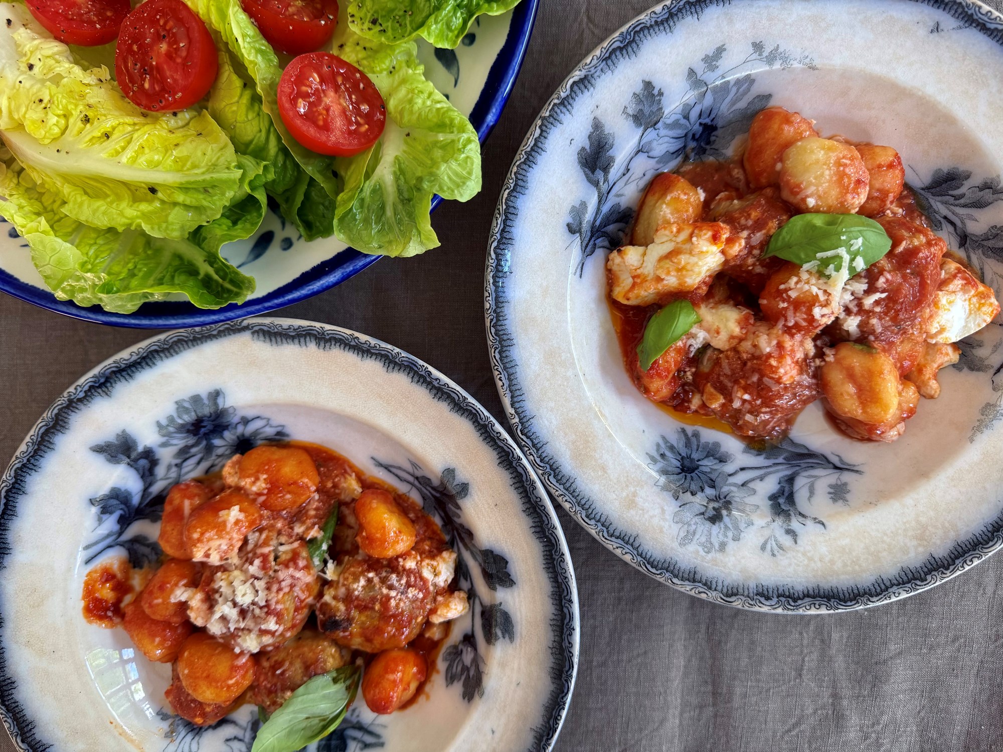Gnocchi og bagte kødboller i tomatsauce med ricotta og parmesan