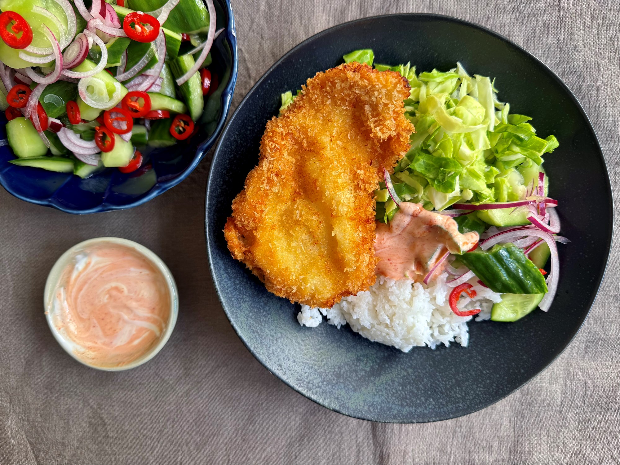 Sprøde kyllingebryster med ris, knust kål og chilicreme