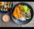 Sprøde kyllingebryster med ris, knust kål og chilicreme