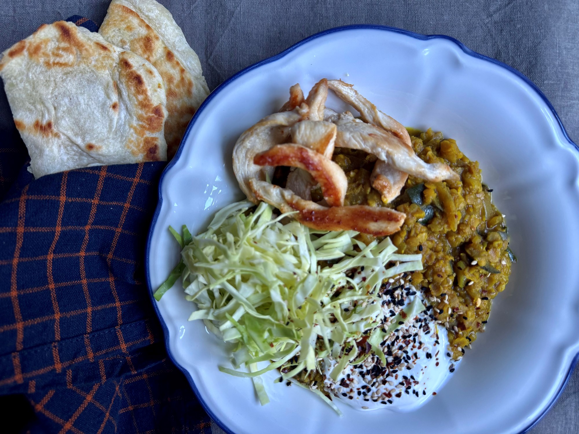 Dhal med kylling, fladbrød og spicy nigella