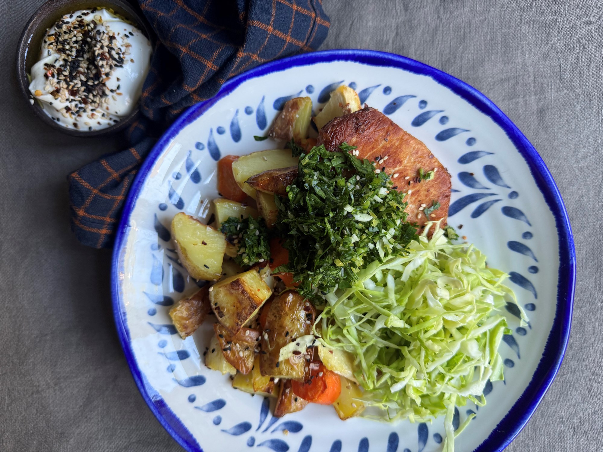 Koteletter med bagte rødder, gremolata og knust kål