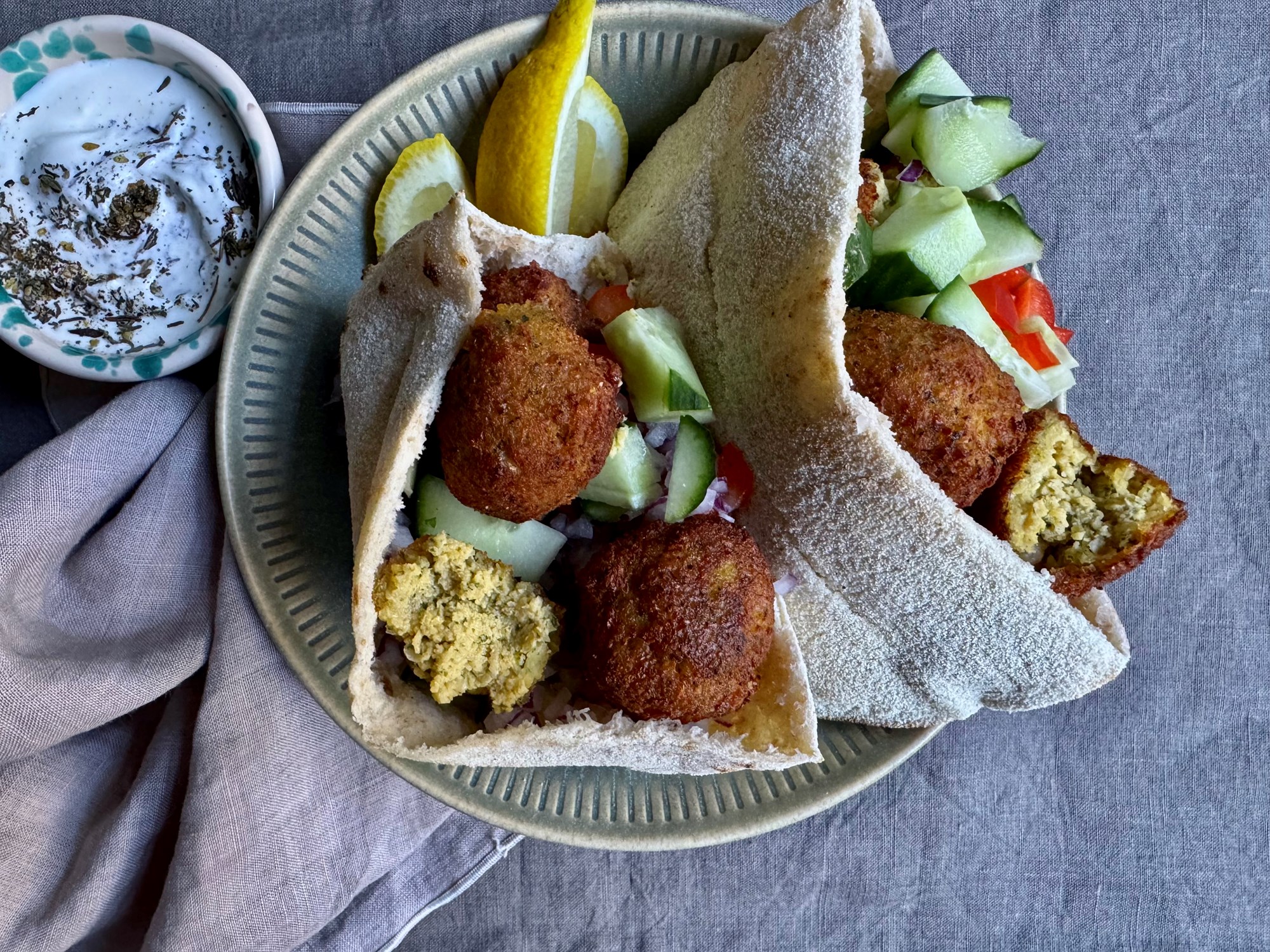 Pitabrød med falafler, sprøde grøntsager og dukkahdressing