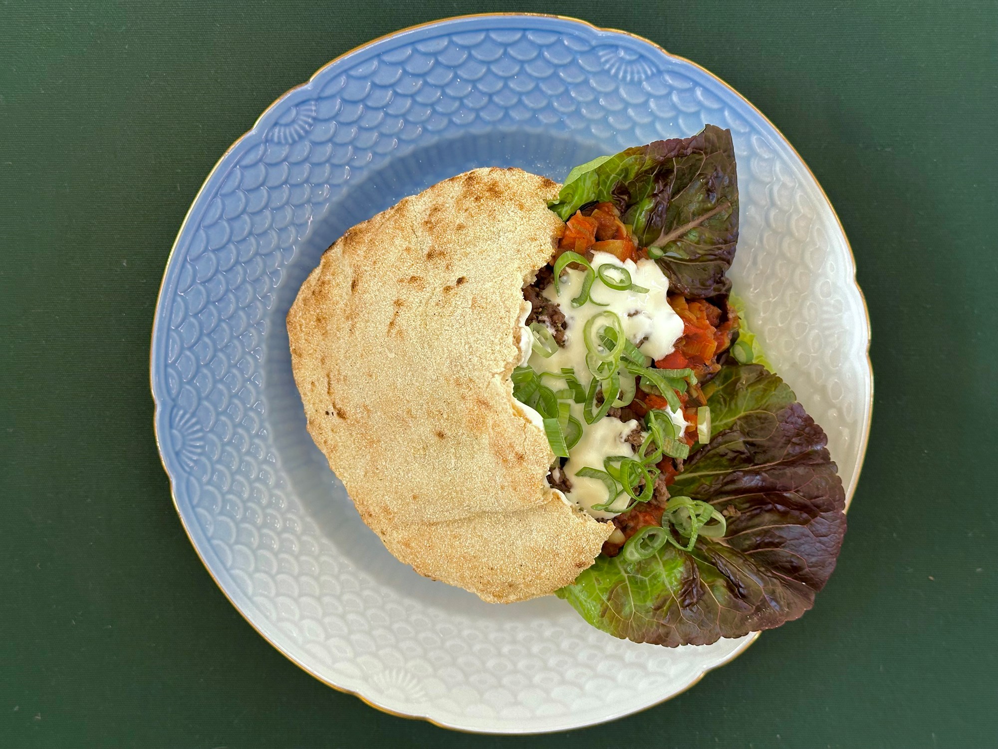Pitabrød med za’atar grisekød, aubergineragu og frisk salat