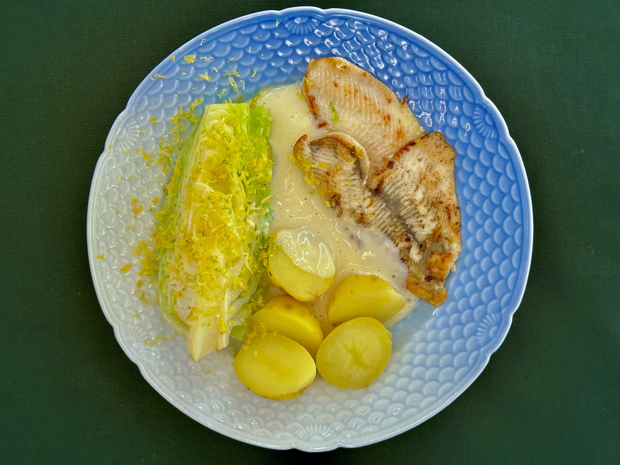 Smørstegte rødspættefileter med krystalsauce og dampet spidskål