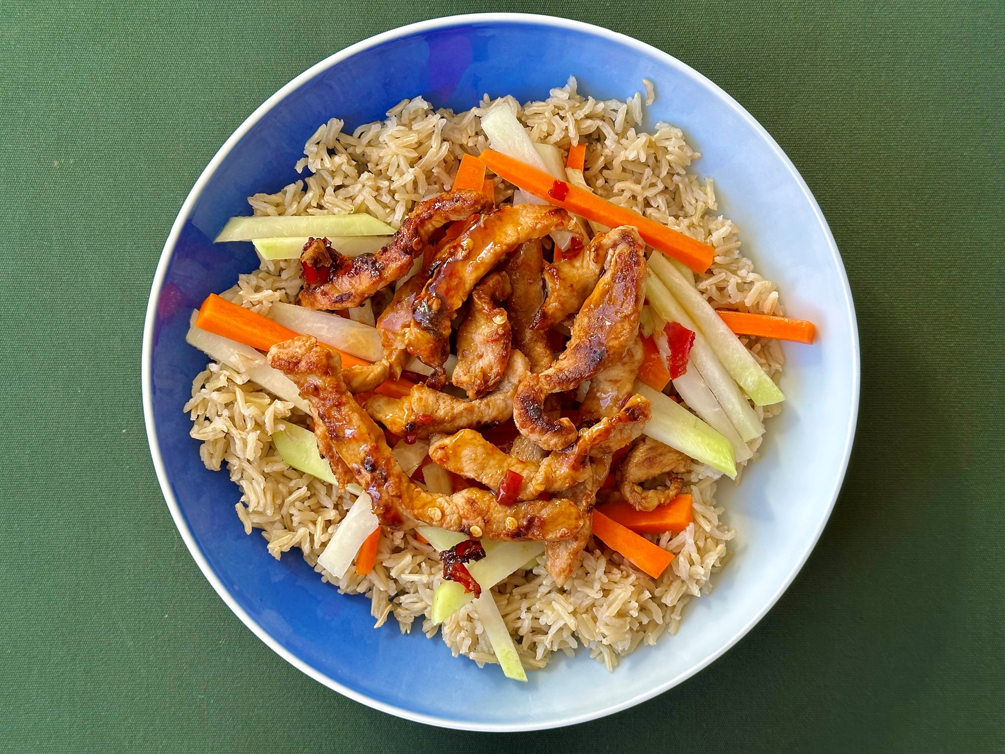 Hvidløgsmarineret gris med chiligrønt og brune ris
