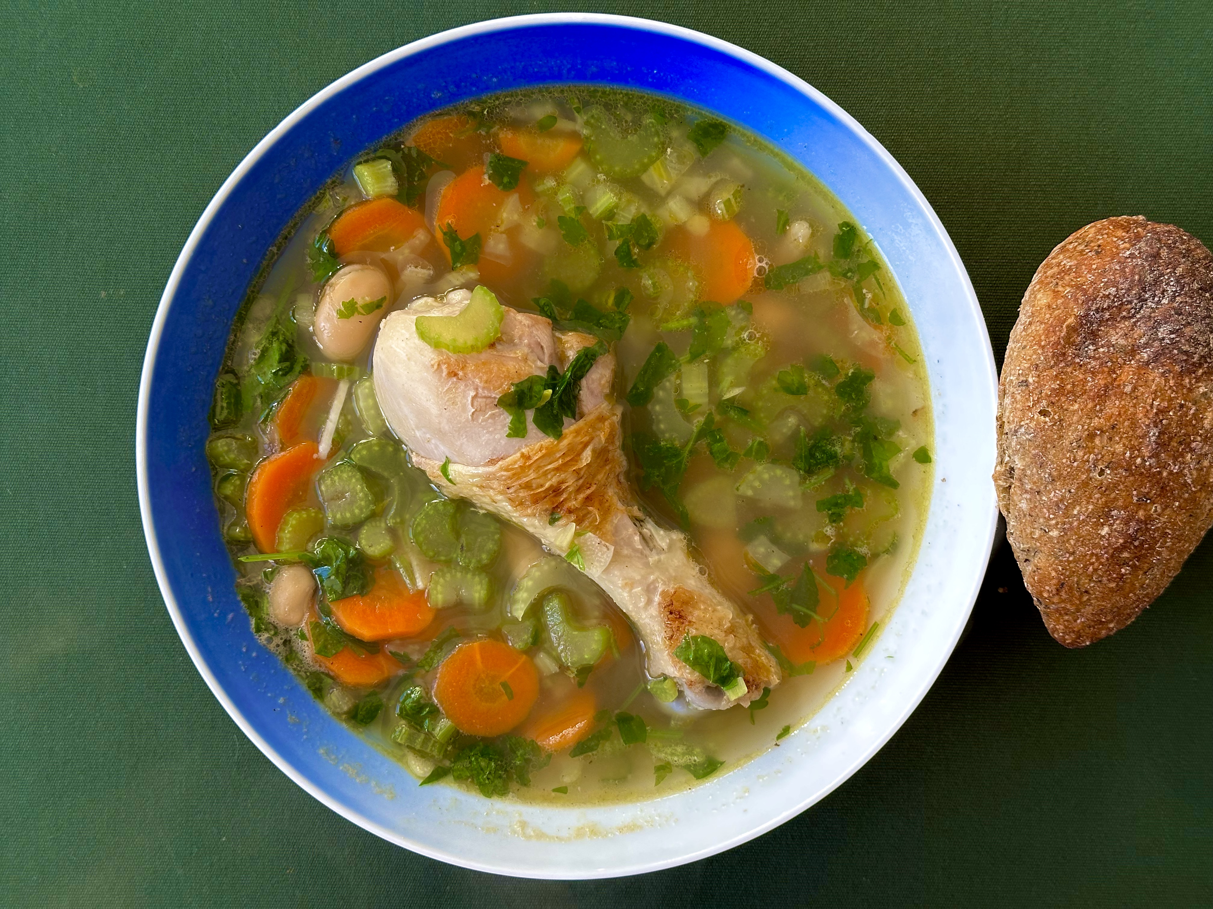 Hønsekødssuppe med butterbeans, persille og brød