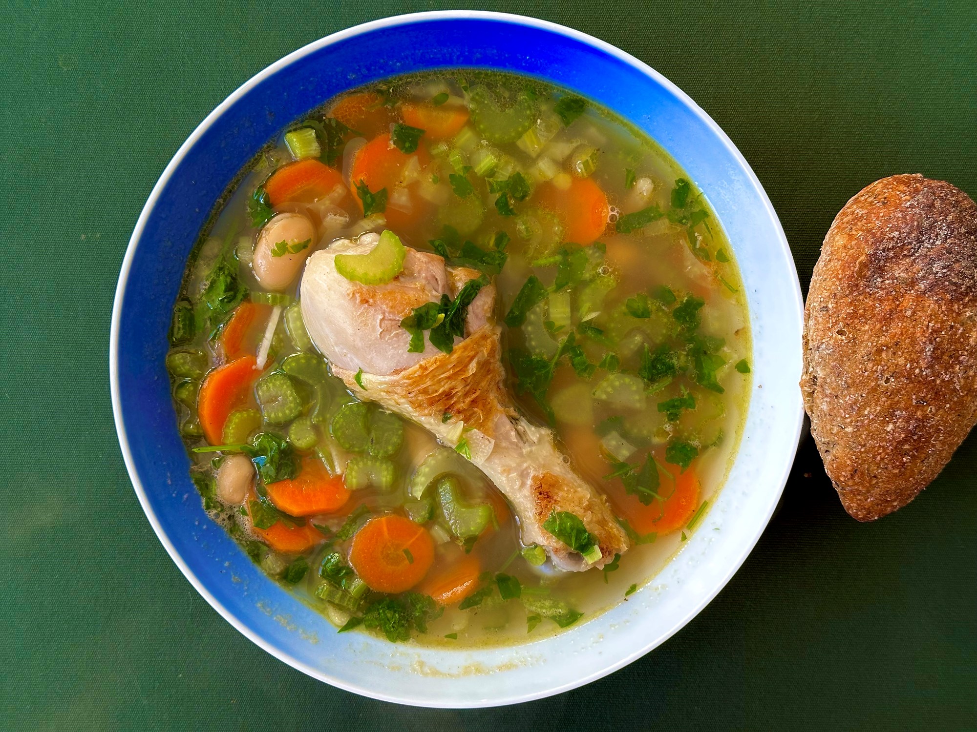 Hønsekødssuppe med butterbeans, persille og brød