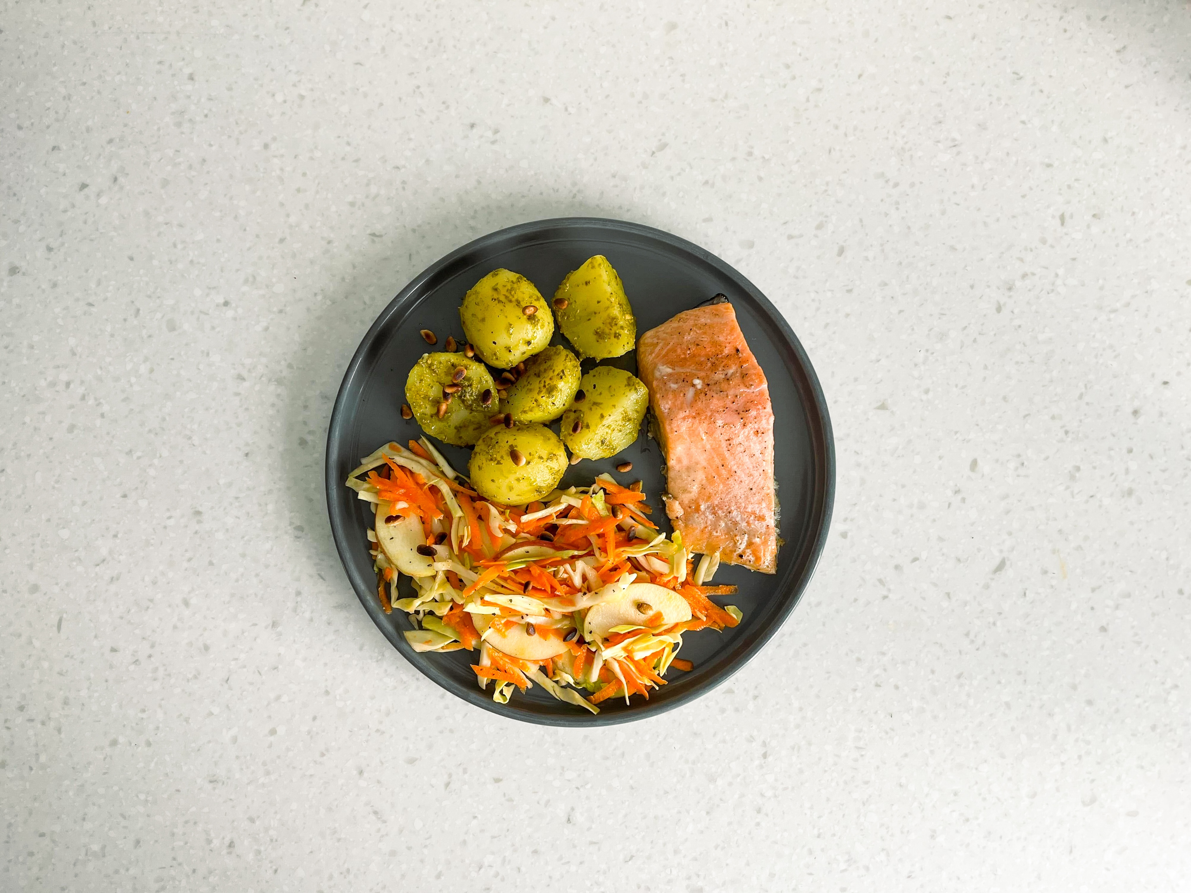 Laks med råkost og grønne kartofler - søndag uge 7