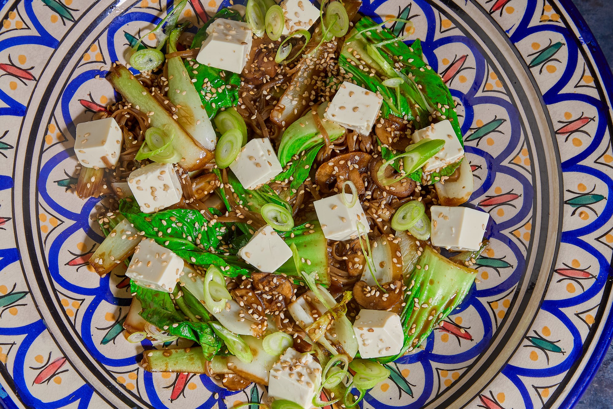 Silken tofu med champignon, pak choy og boghvedenudler