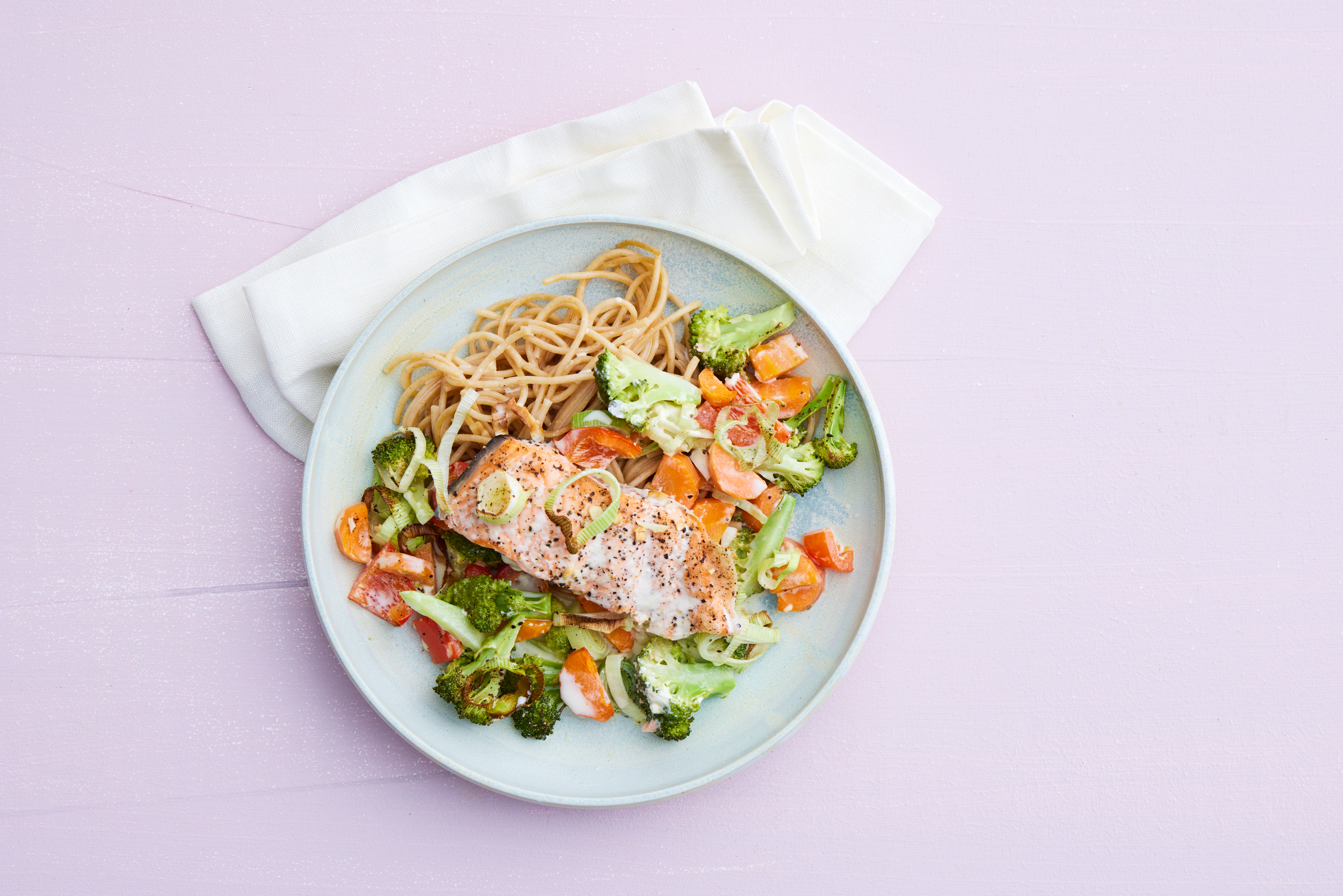 Laks i fad med spaghetti - søndag uge 8