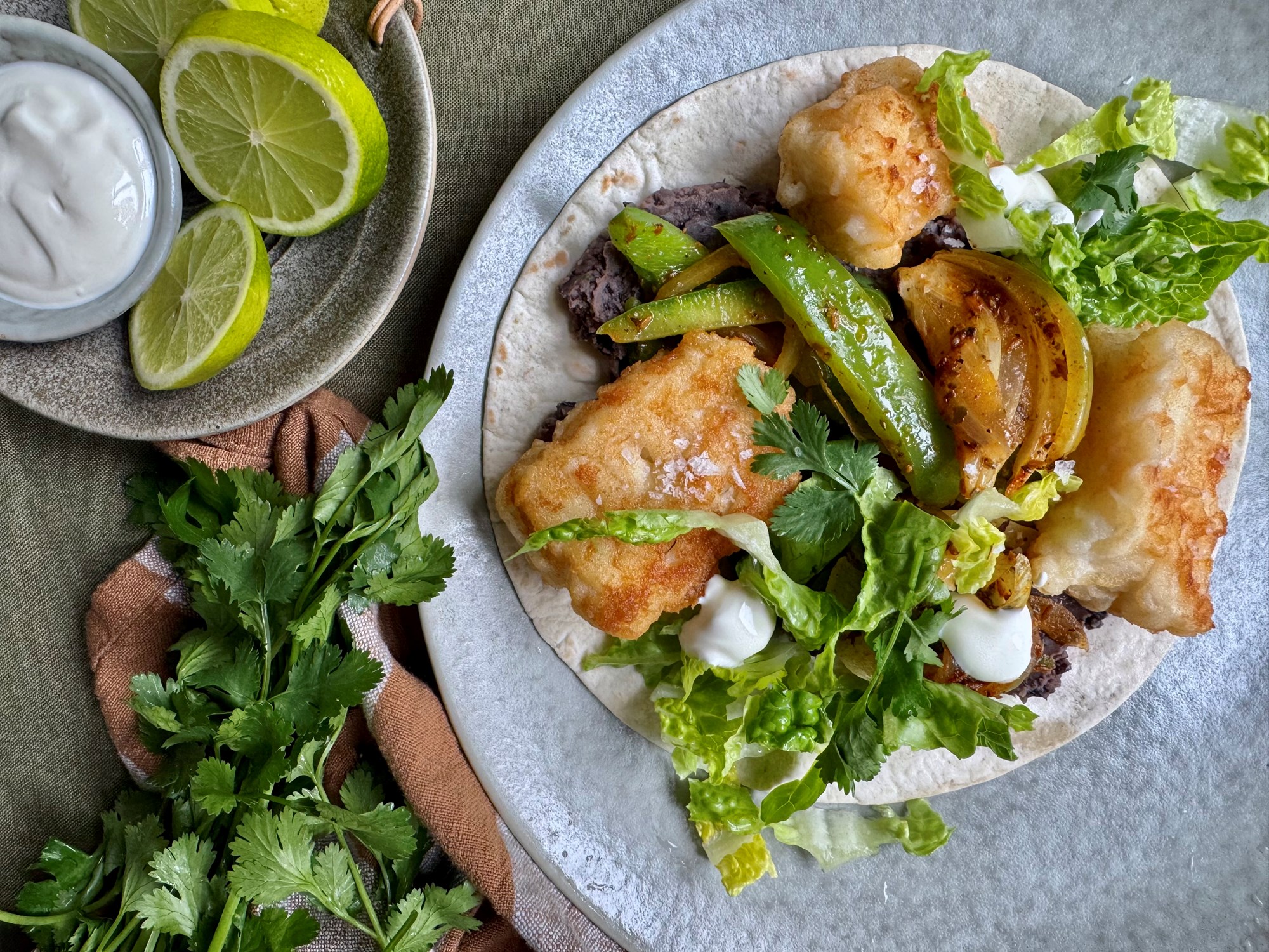 Fish tacos med refried beans og fajita grønt