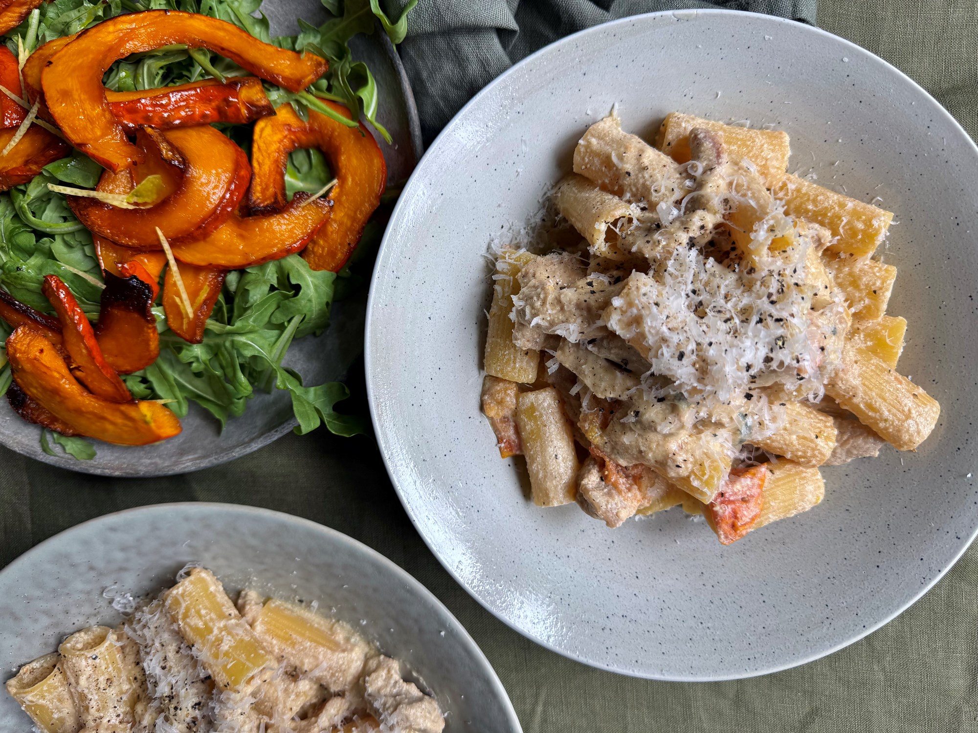 Pasta med gris, parmesan og ricotta og bagt græskar med rucola