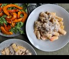 Pasta med gris, parmesan og ricotta samt bagt græskar med rucola