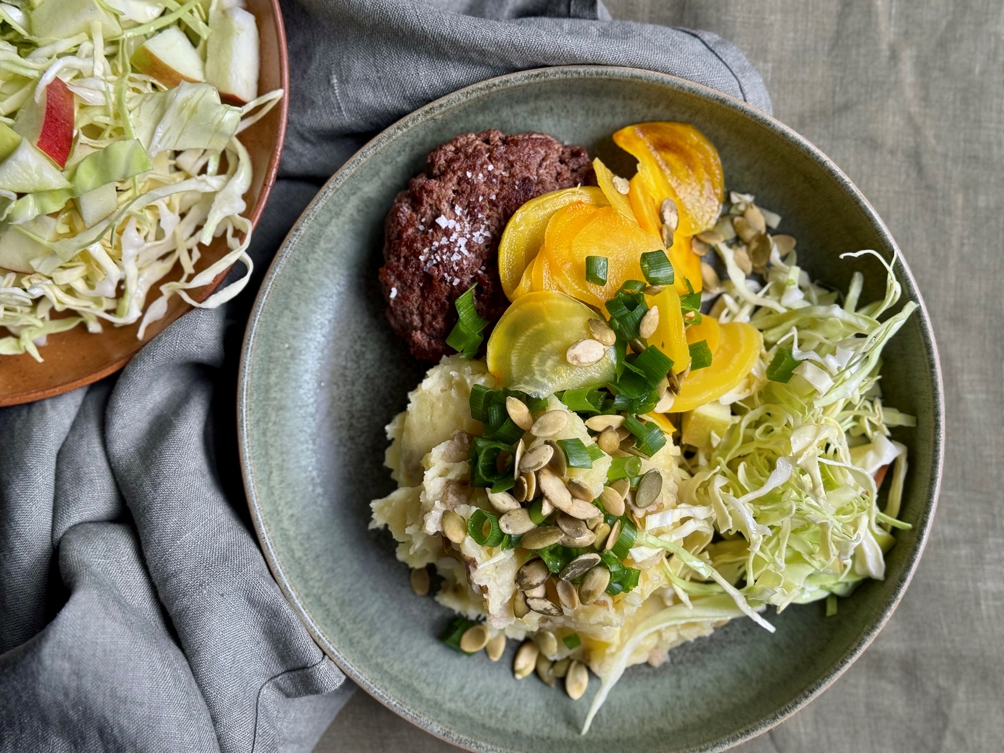 Hakkebøffer med letsyltede gule beder og kålsalat