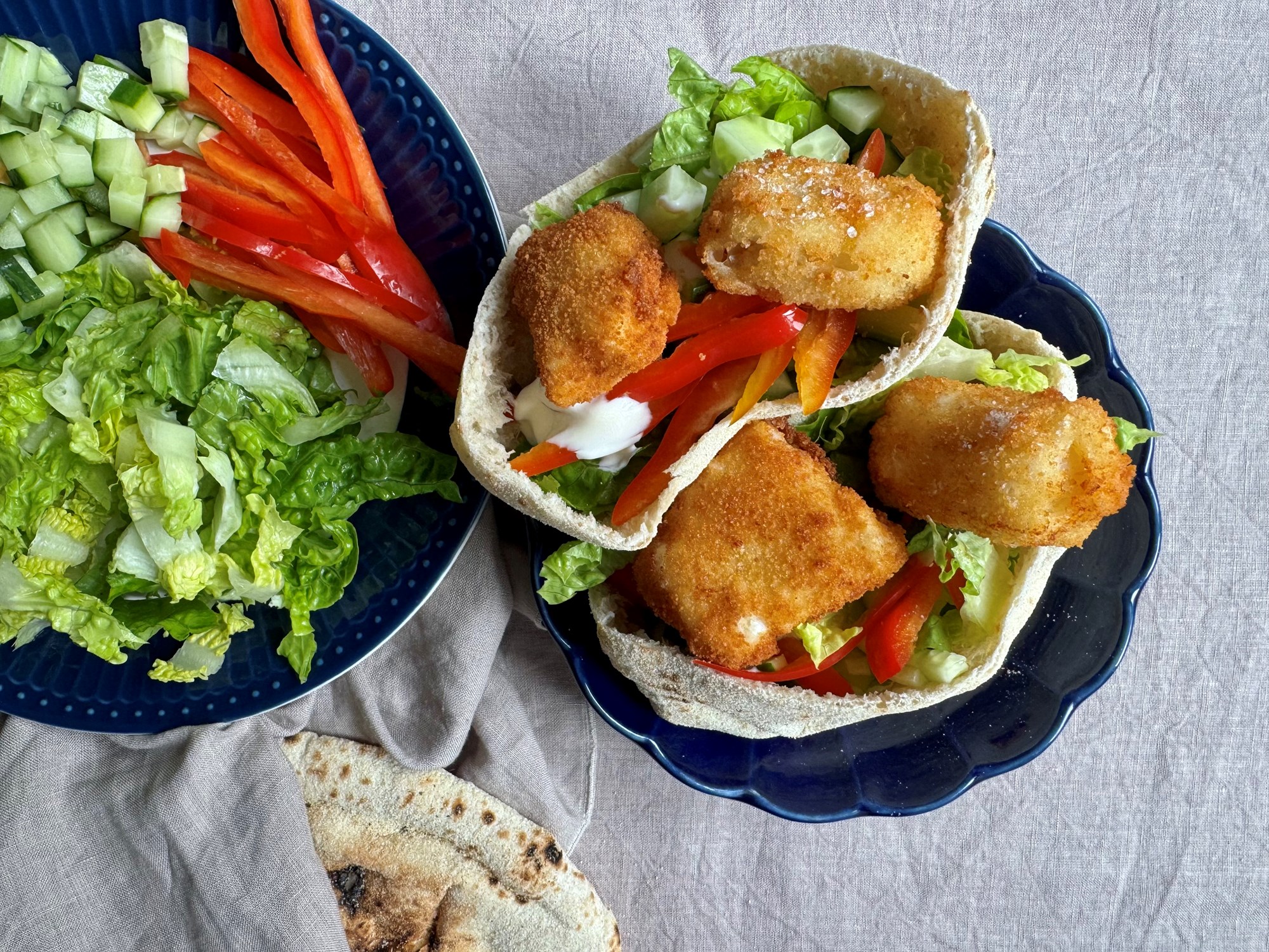 Pitabrød med sprød kulmule, creme fraiche, salat og agurk