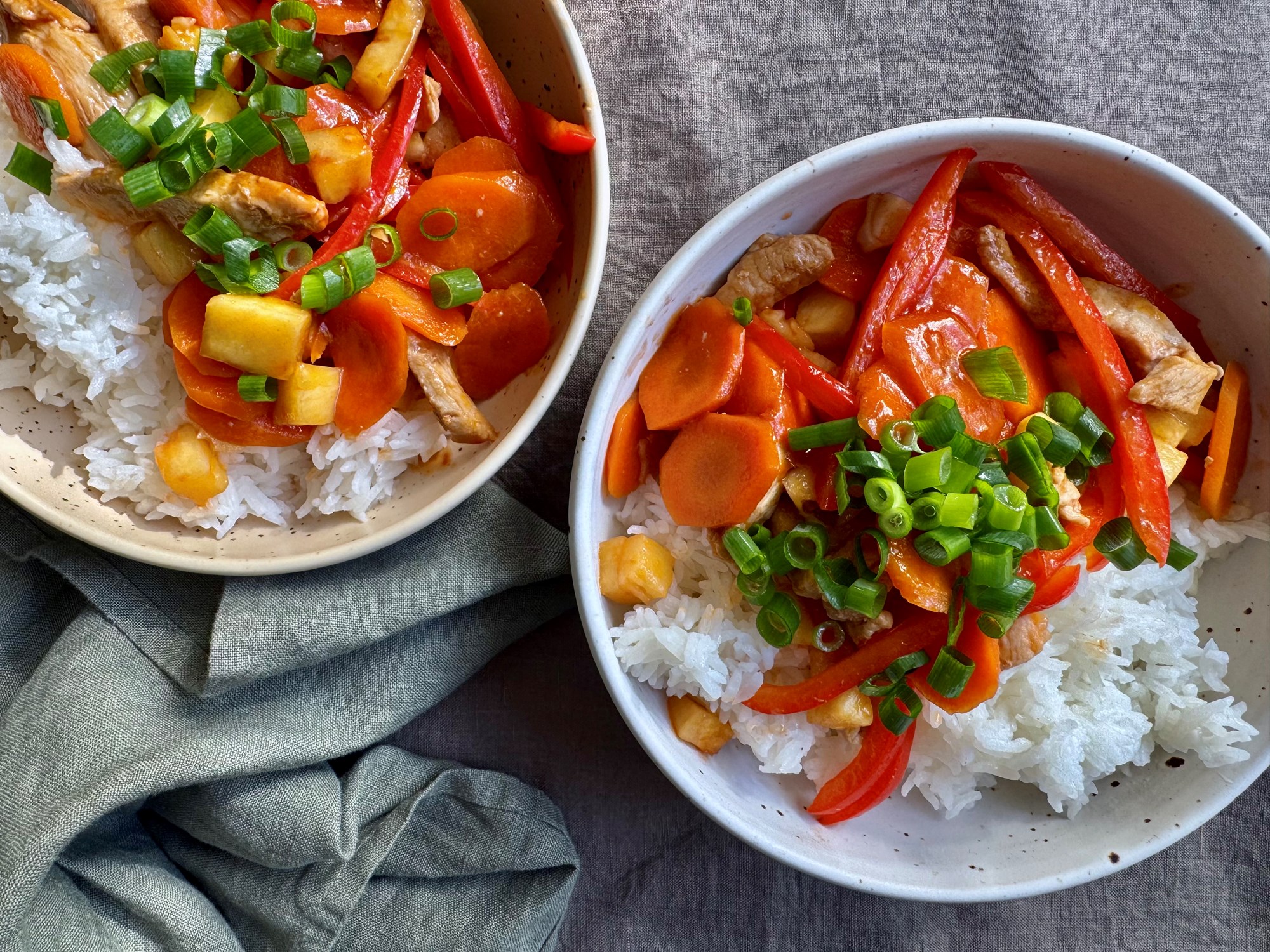 Gris i sur/sød sauce med ris, mango og peberfrugt