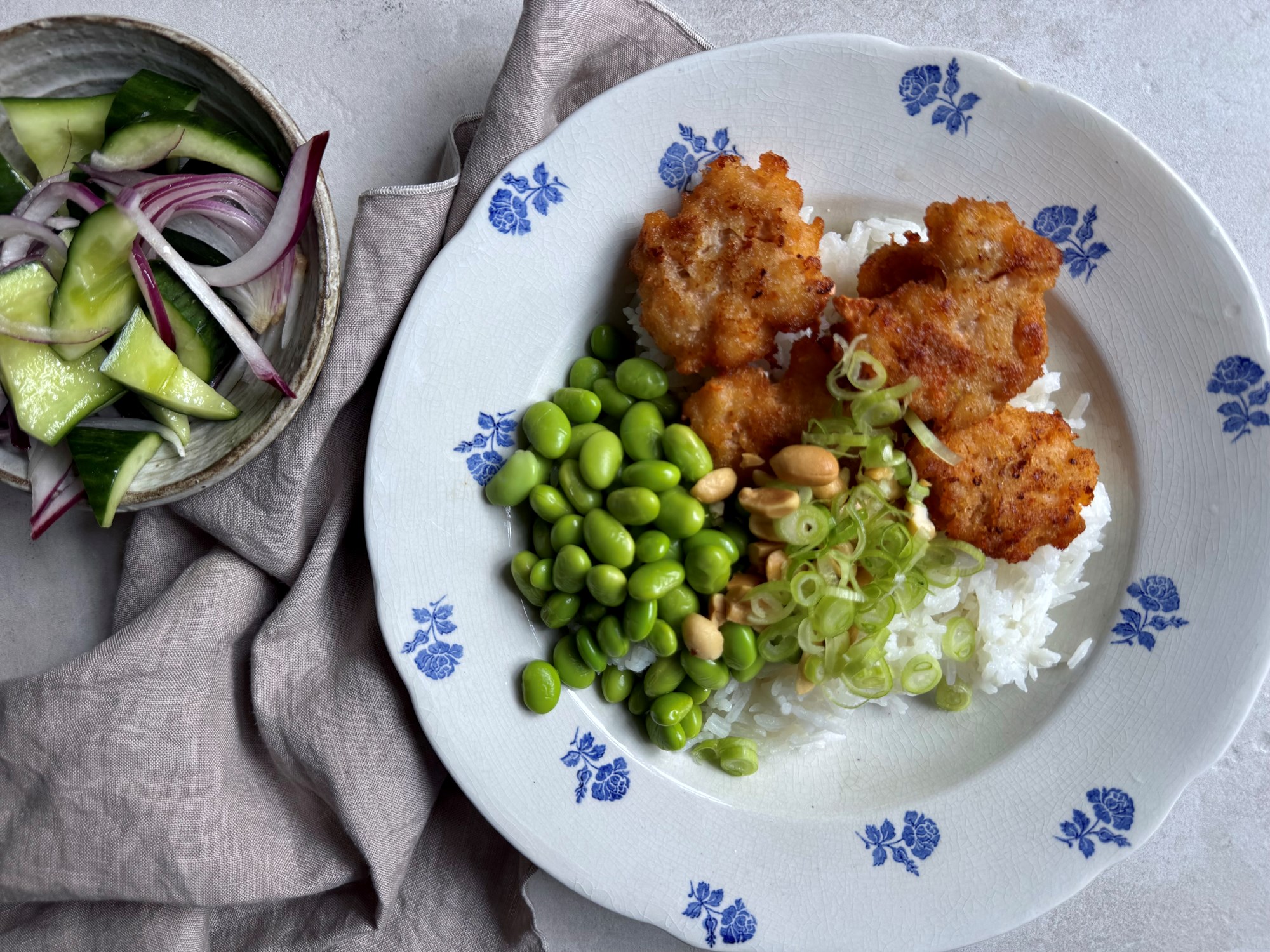 Thai-style fiskefrikadeller med ris og peanuts