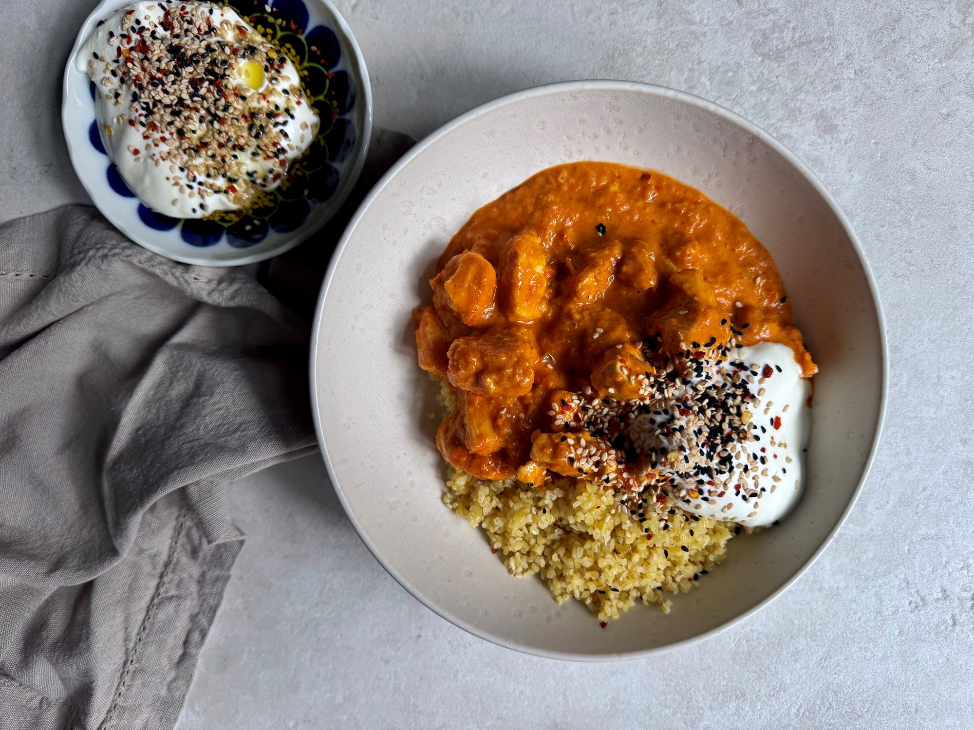Almost butter chicken med bulgur, yoghurt og ingefær