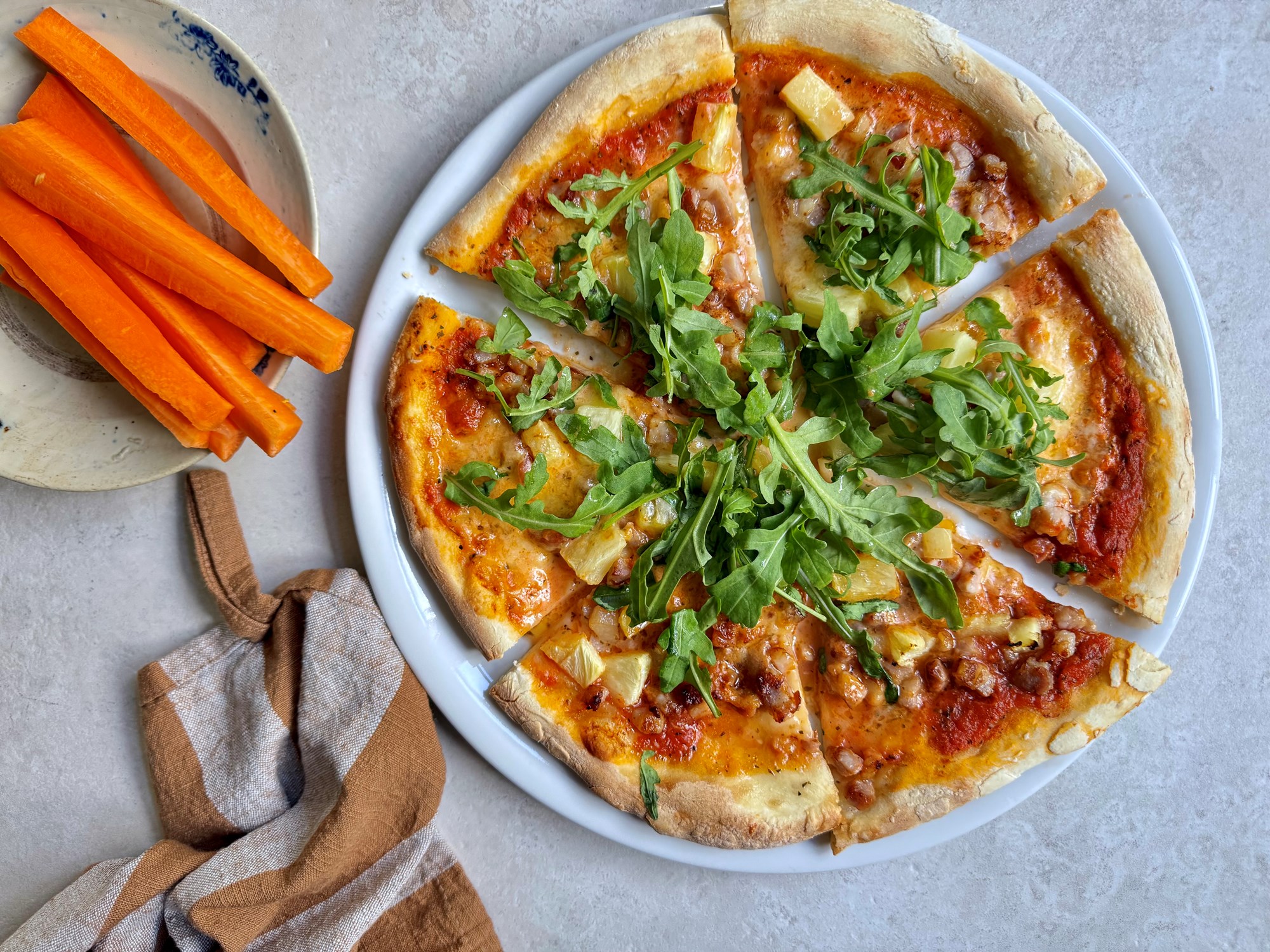 Pizza med frisk mozzarella, peberfrugt og bacon