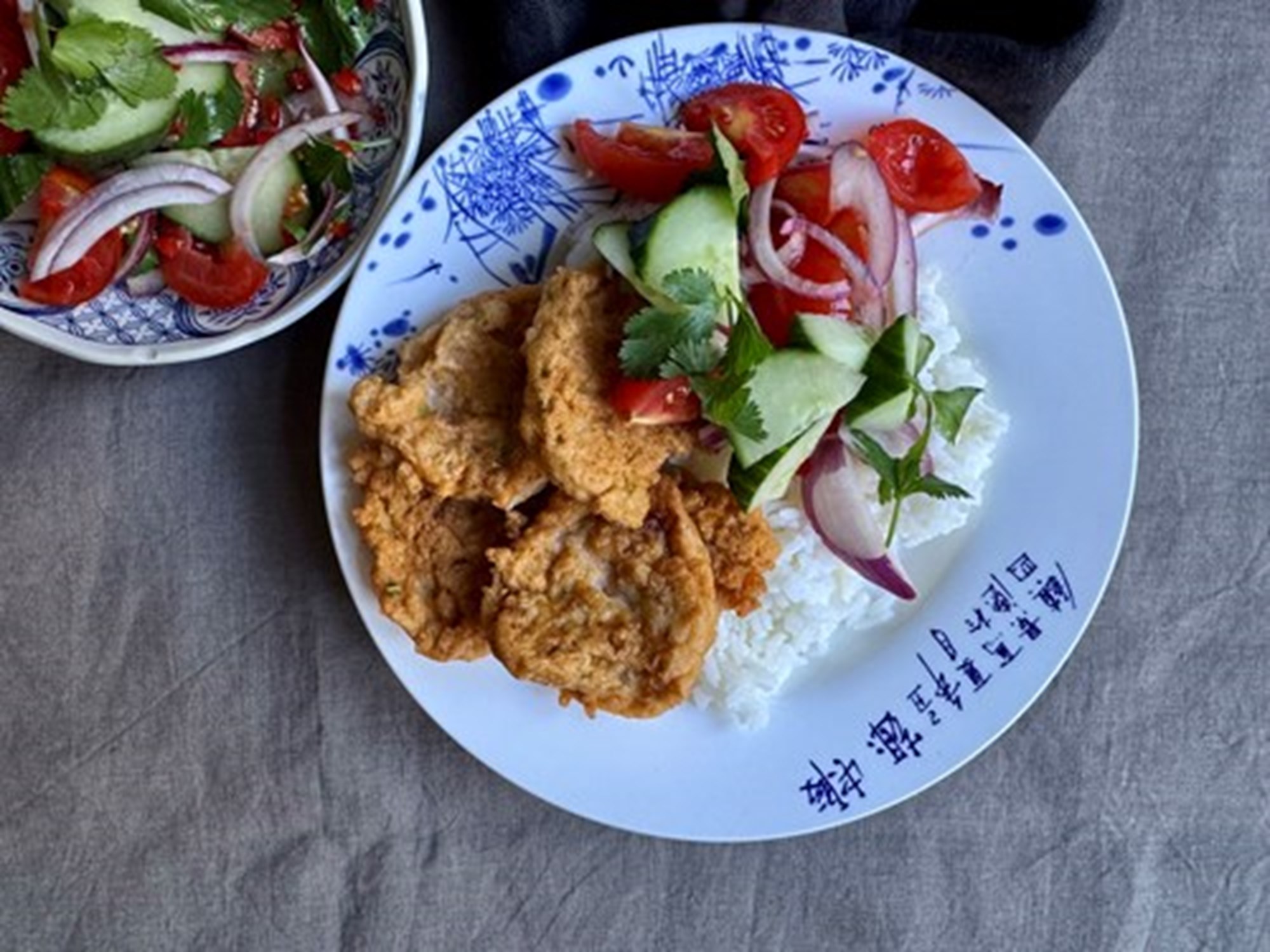 Asianstyle fishcakes med spicy agurkesalat og ris