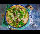 Vietnamesisk Pho med kyllingebryst og friske urter