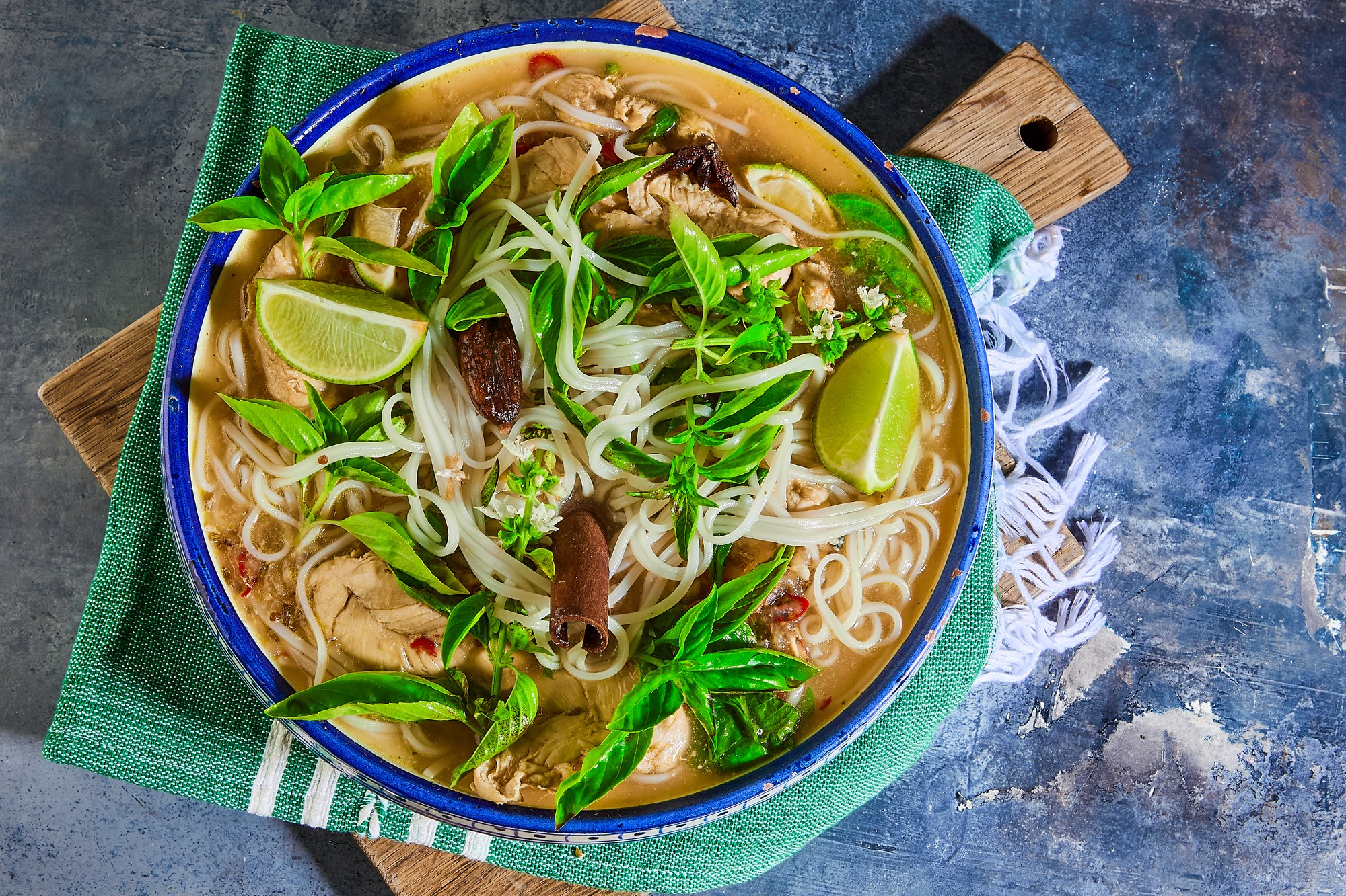 Vietnamesisk Pho med kyllingebryst og friske urter