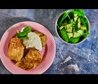 Sprødstegt laks med cremede bagekartofler og syrligt sprødt tilbehør