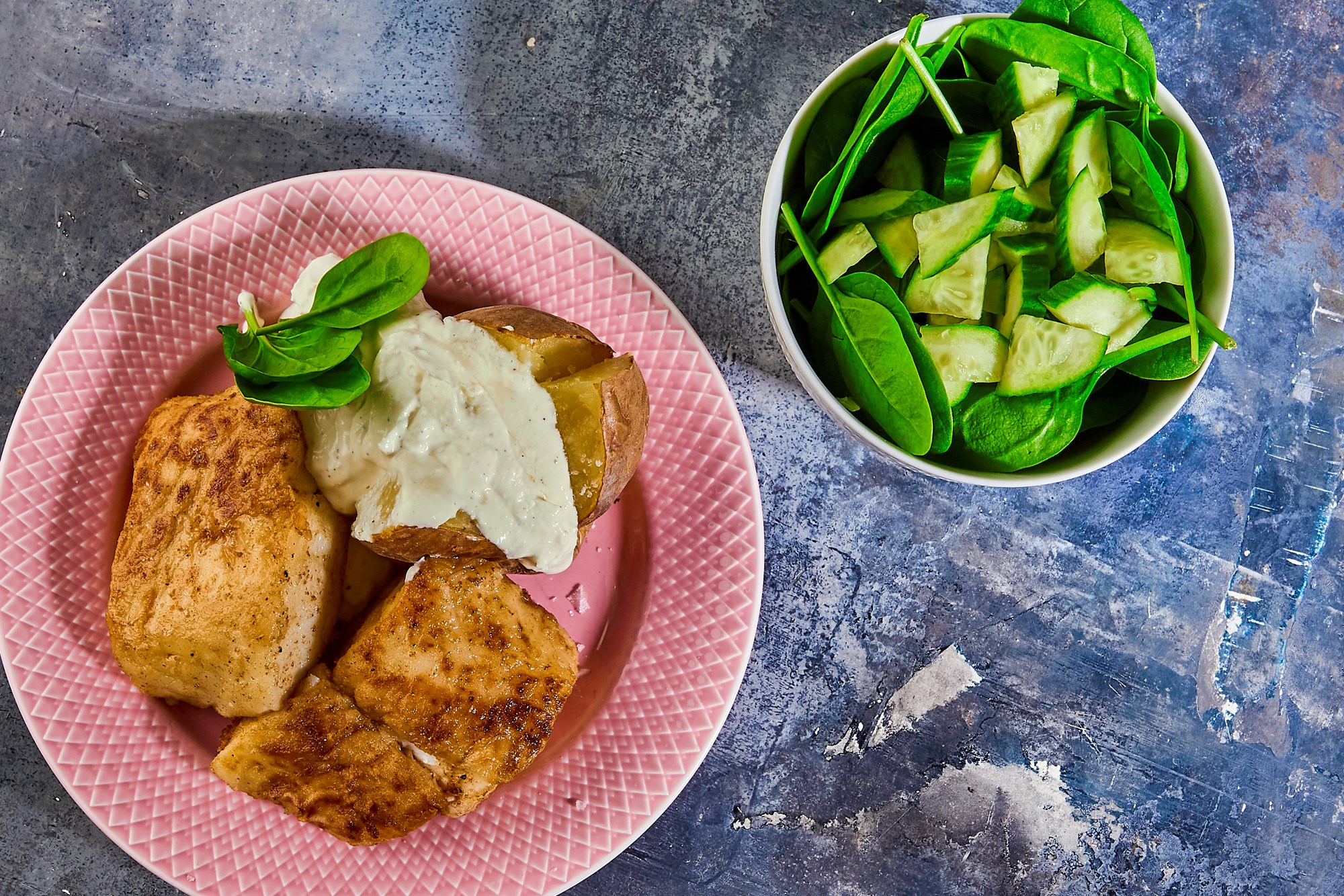Sprødstegt laks med cremede bagekartofler og syrligt sprødt tilbehør