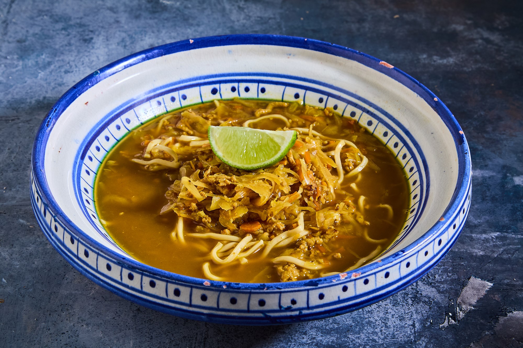 Malaysisk "laksa" nudelsuppe med gris og lime