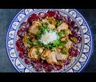 Carpaccio af gule beder med perlebyg, pesto, rucola og saftig grisekotelet