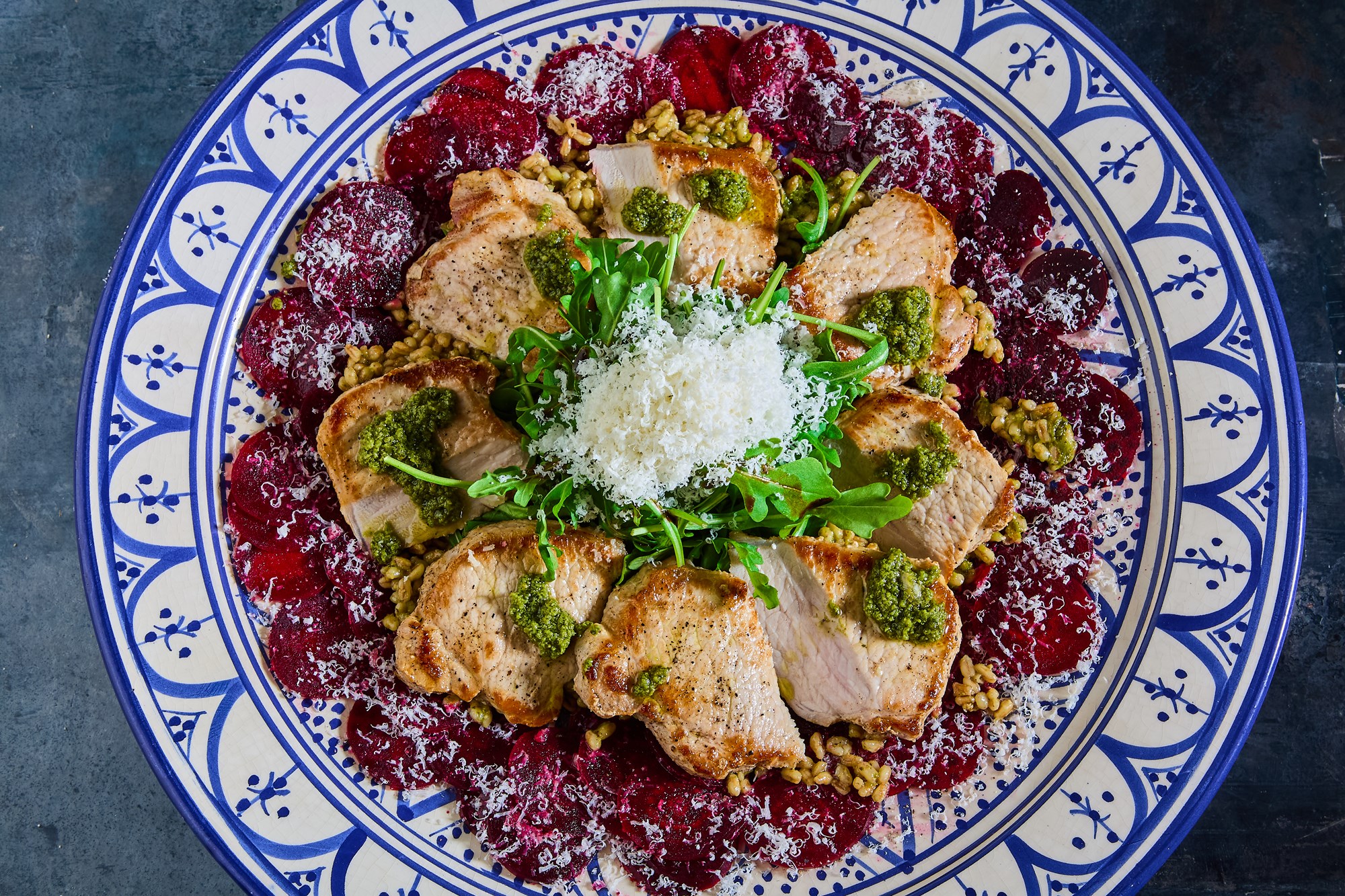 Carpaccio af gule beder med perlebyg, pesto, rucola og saftig grisekotelet