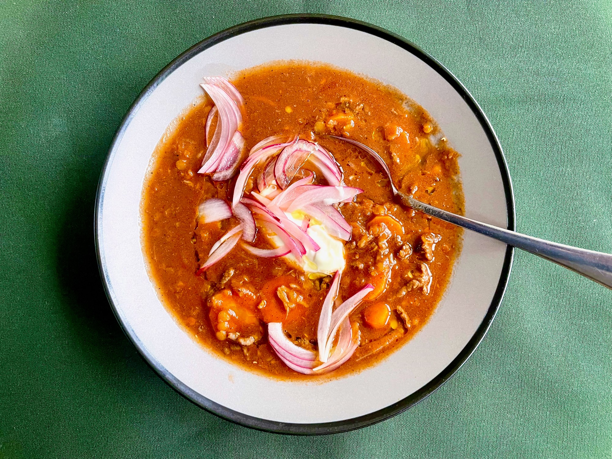 Dahl med garam masala okse, syltet rødløg og yoghurt