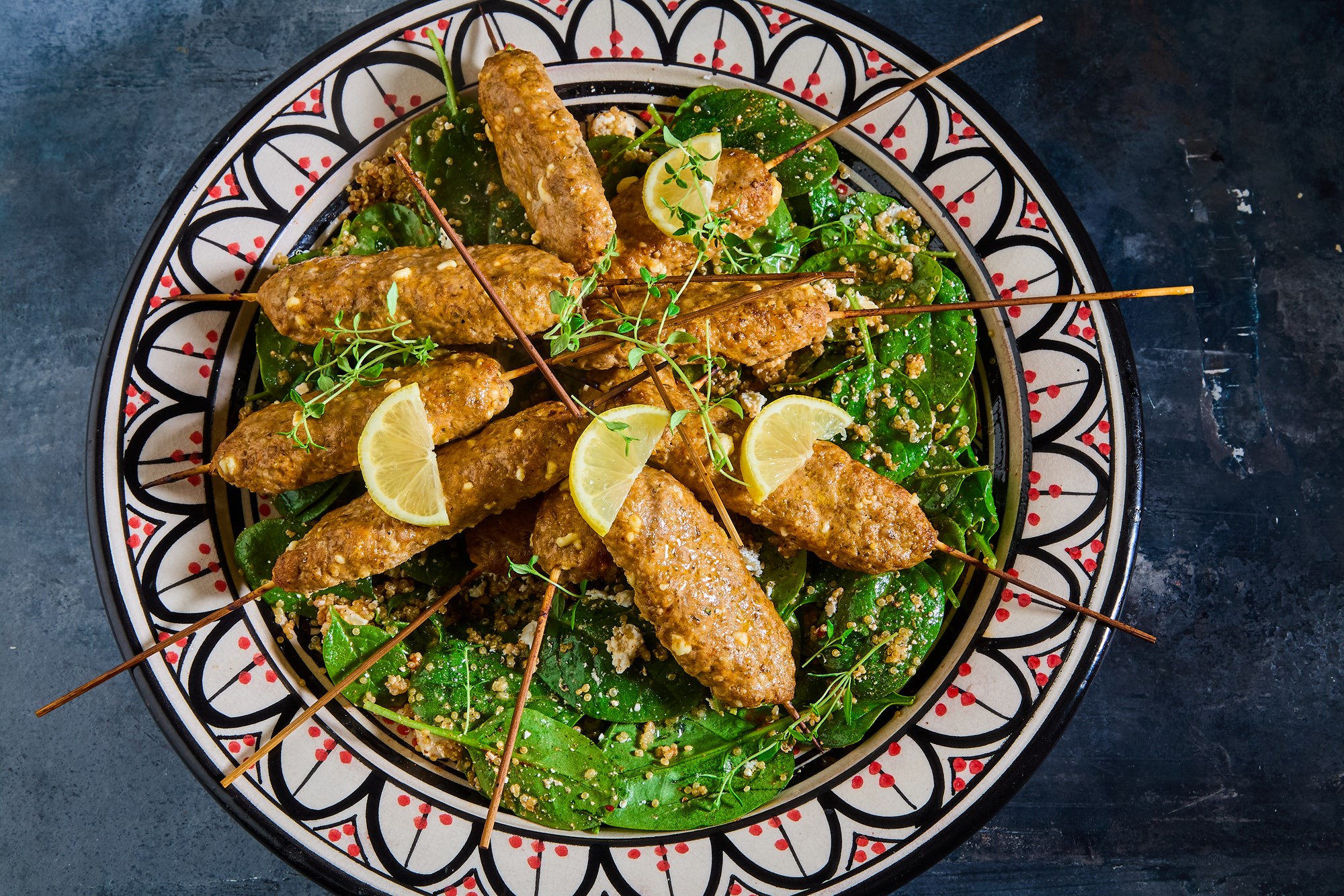 Kebab med quinoasalat med salatost og spinat