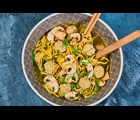 Japansk ramen nudelsuppe med shichi-mi tōgarashi, svampe, gris & forårsløg