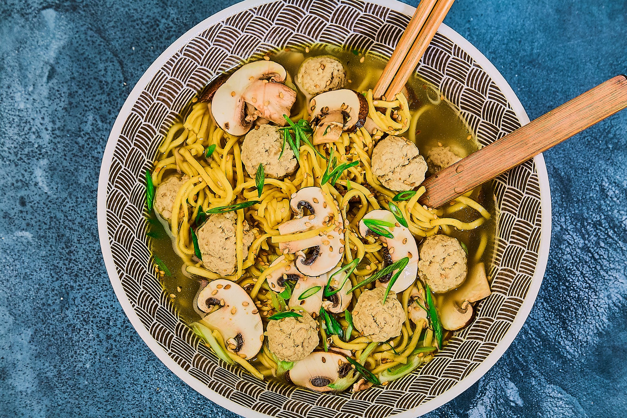 Japansk ramen nudelsuppe med shichimi tōgarashi, svampe og gris