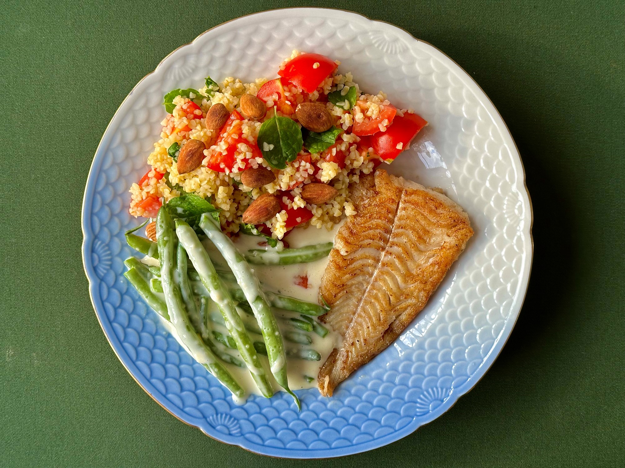 Stegt kulmule med stuvede grønne bønner, tomater og mynte