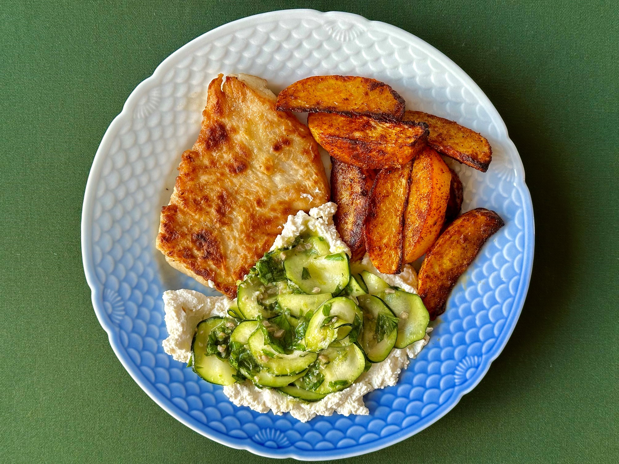 Paneret kuller med squashsalat over frisk ricotta