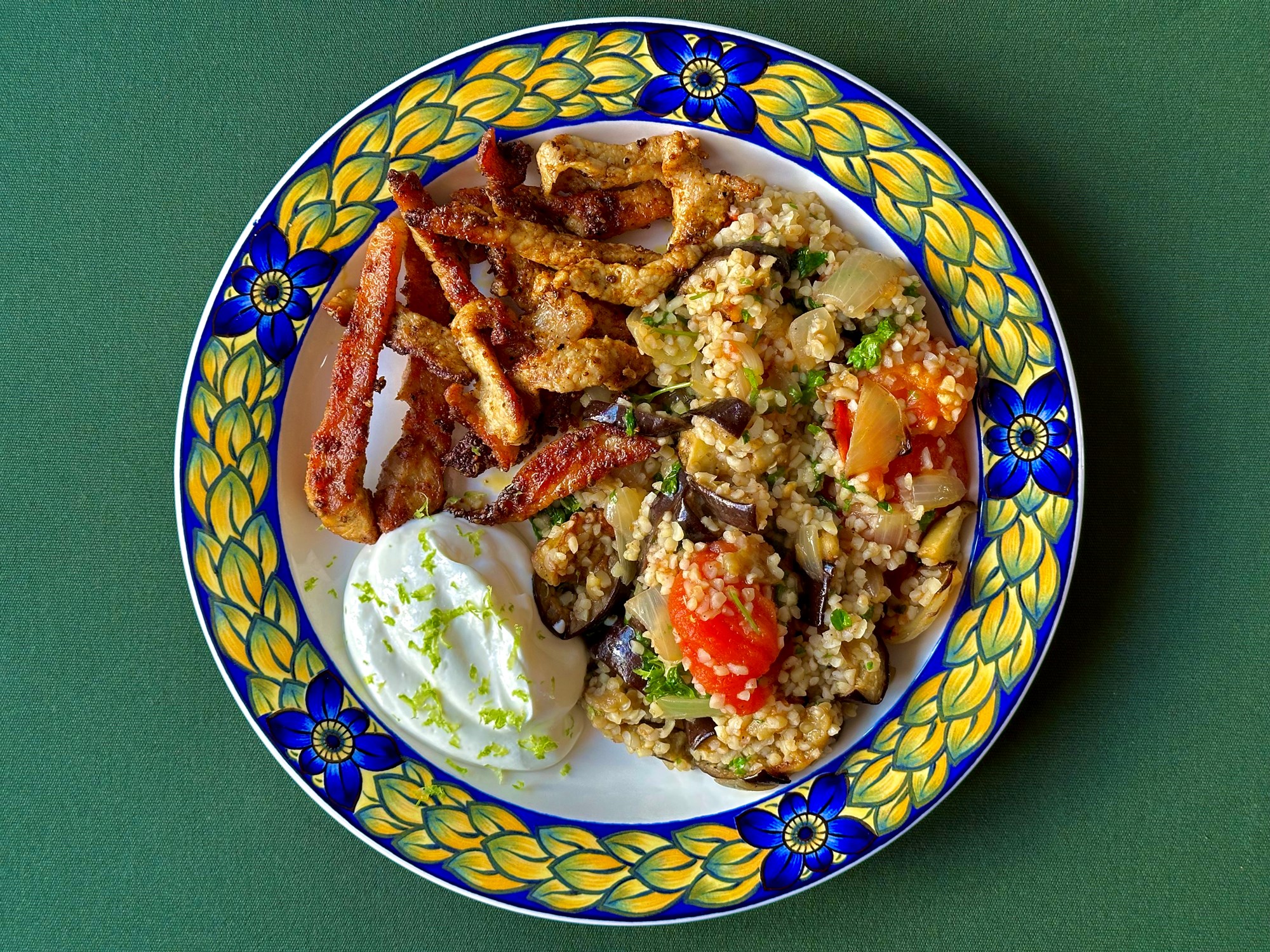 Grisestrimler i bulgursalat med bagte auberginer og tomater