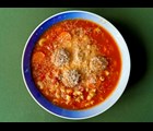 Kødbollesuppe med suppehorn, tomater og parmesan