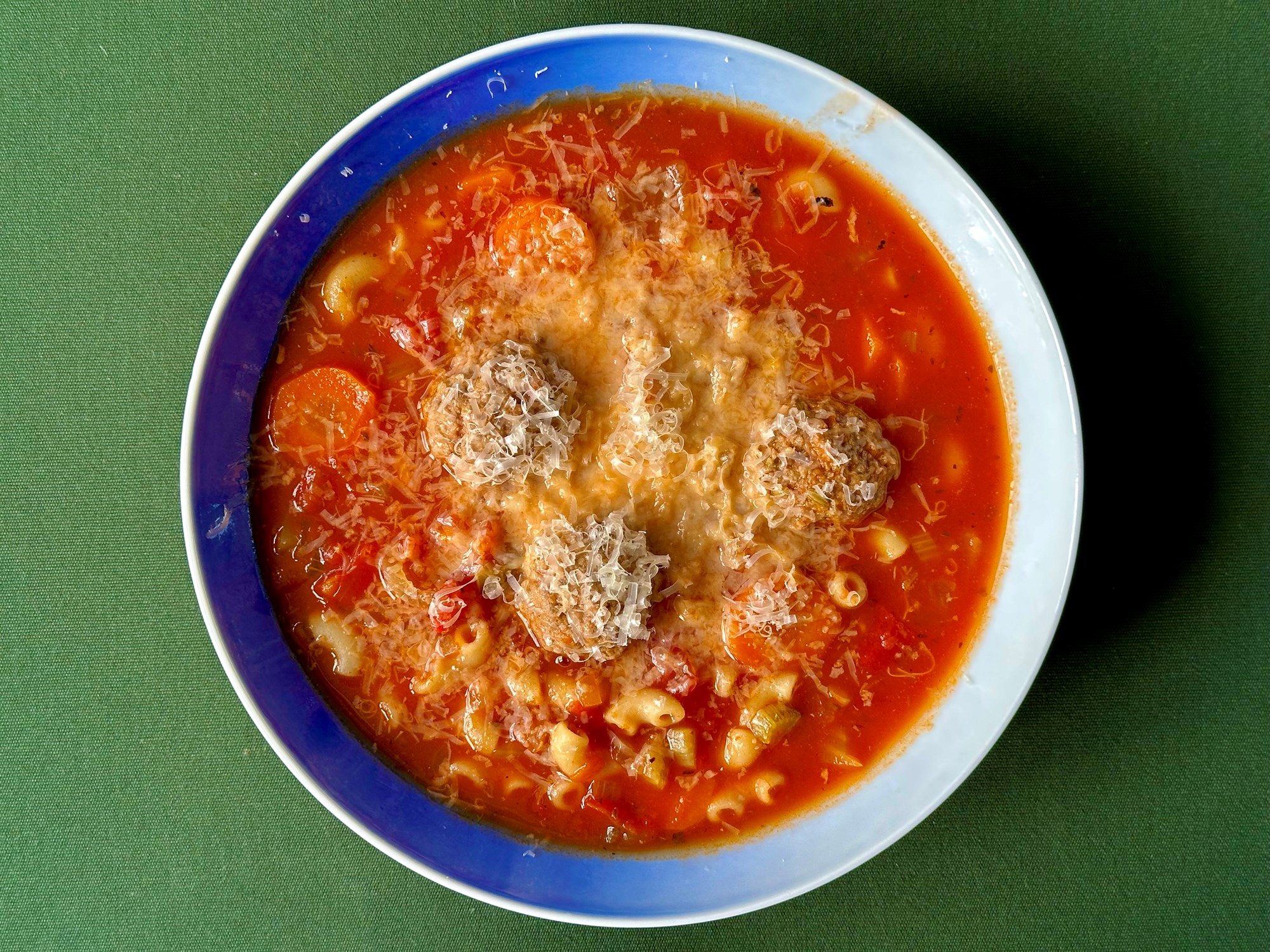 Kødbollesuppe med suppehorn, tomater og parmesan