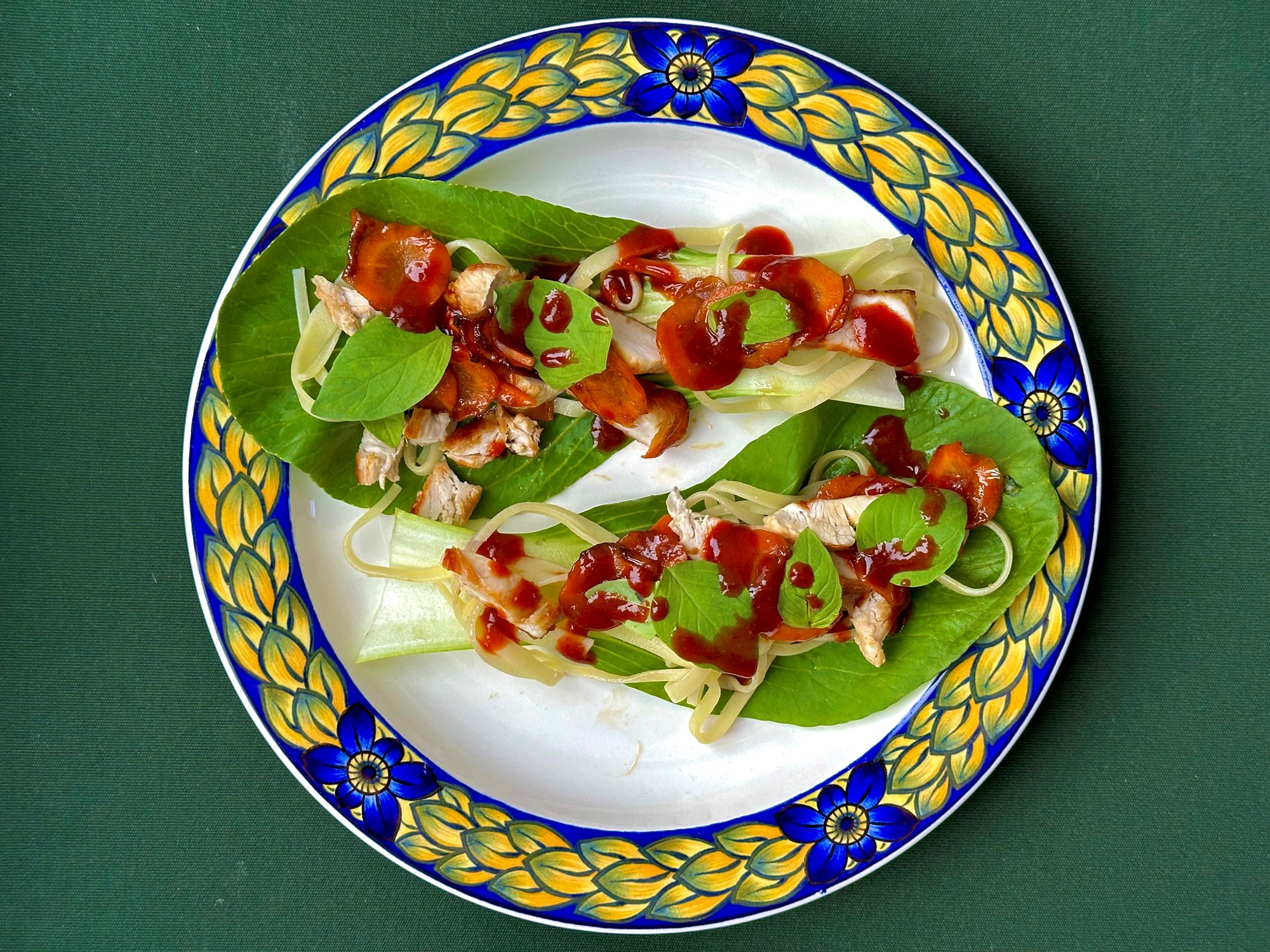 Stegte kyllingebryst i spidskålswraps med nudler og thai basilikum