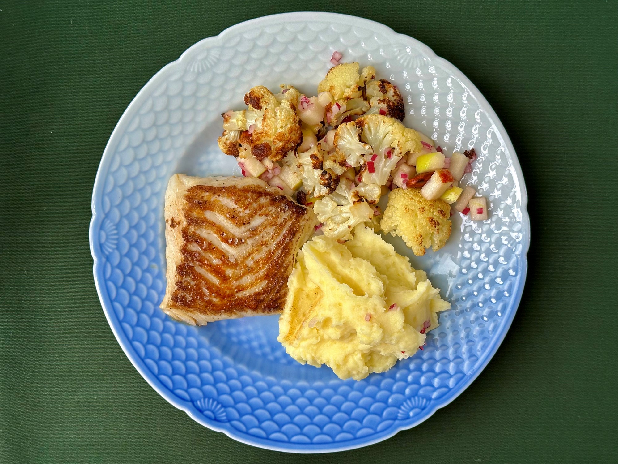 Stegt lange med kartoffelmos, syltede rødløg og bagt blomkål