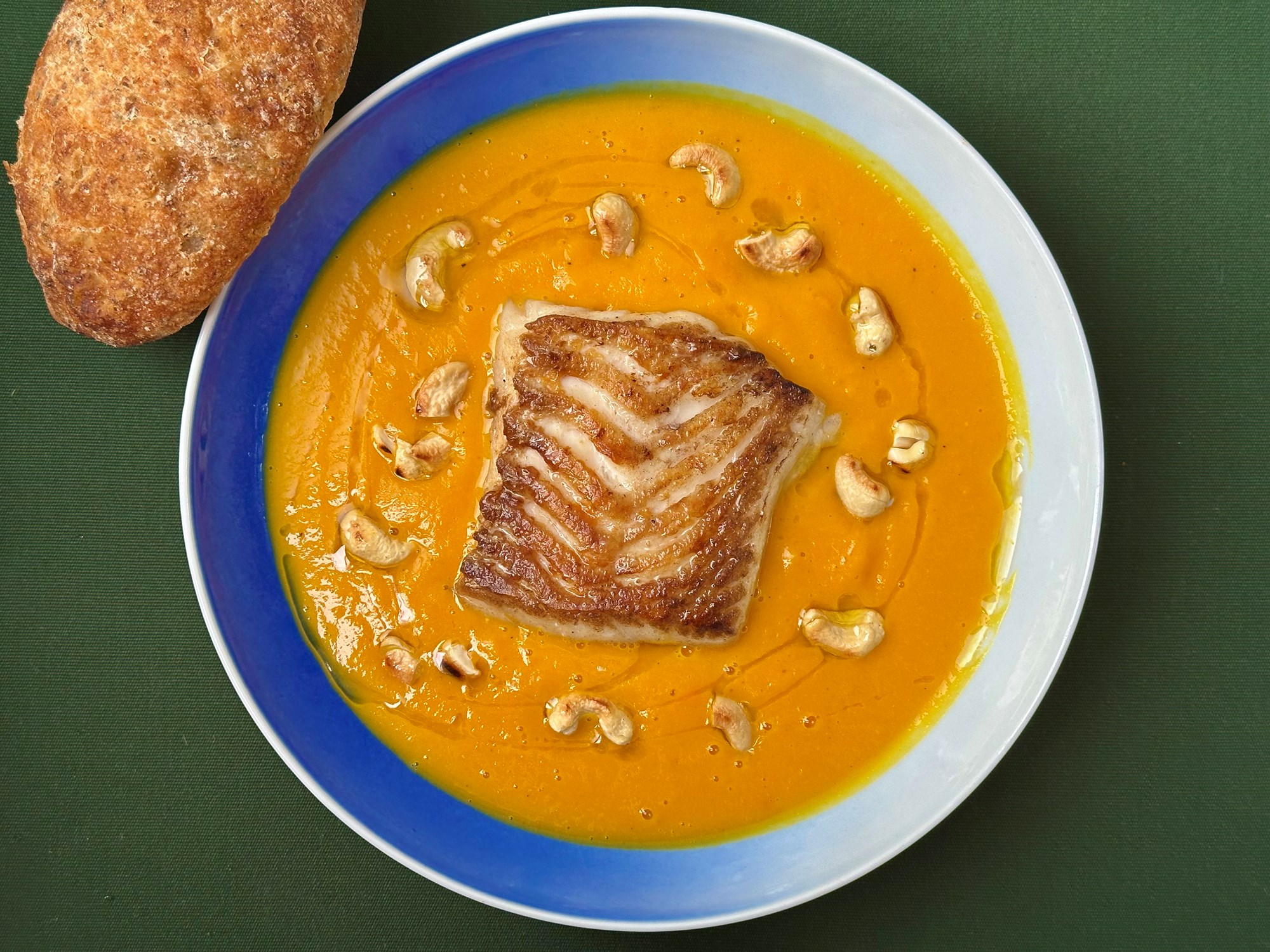 Stegt torsk i græskarsuppe med rød chili og brød