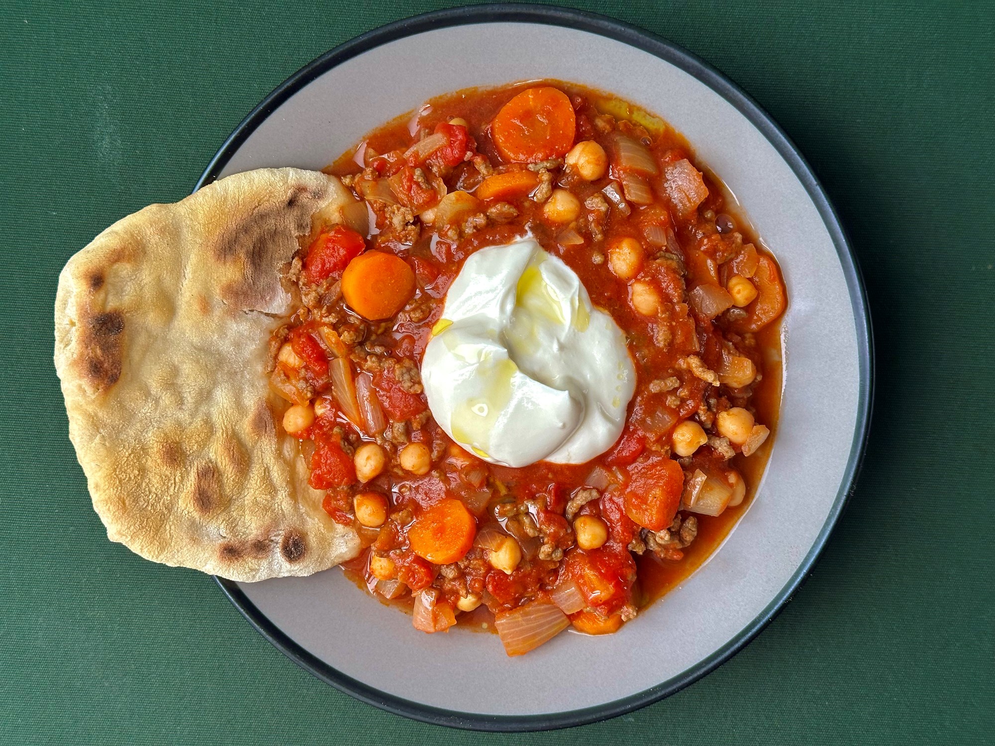 Tajine med kikærter, abrikos og hjemmebagt fladbrød