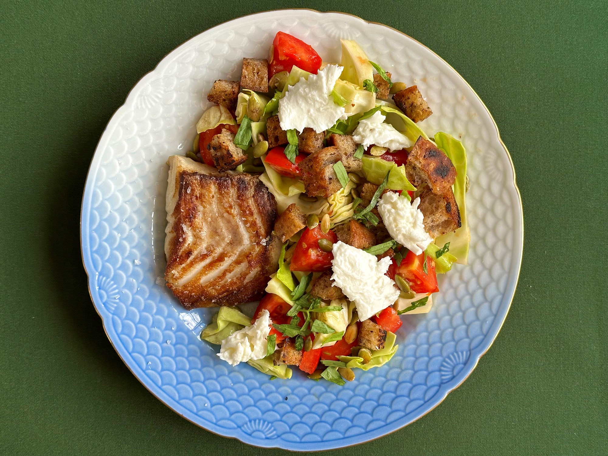 Stegt kulmule i frisk tomatsalat med mozzarella og ristede græskarkerner