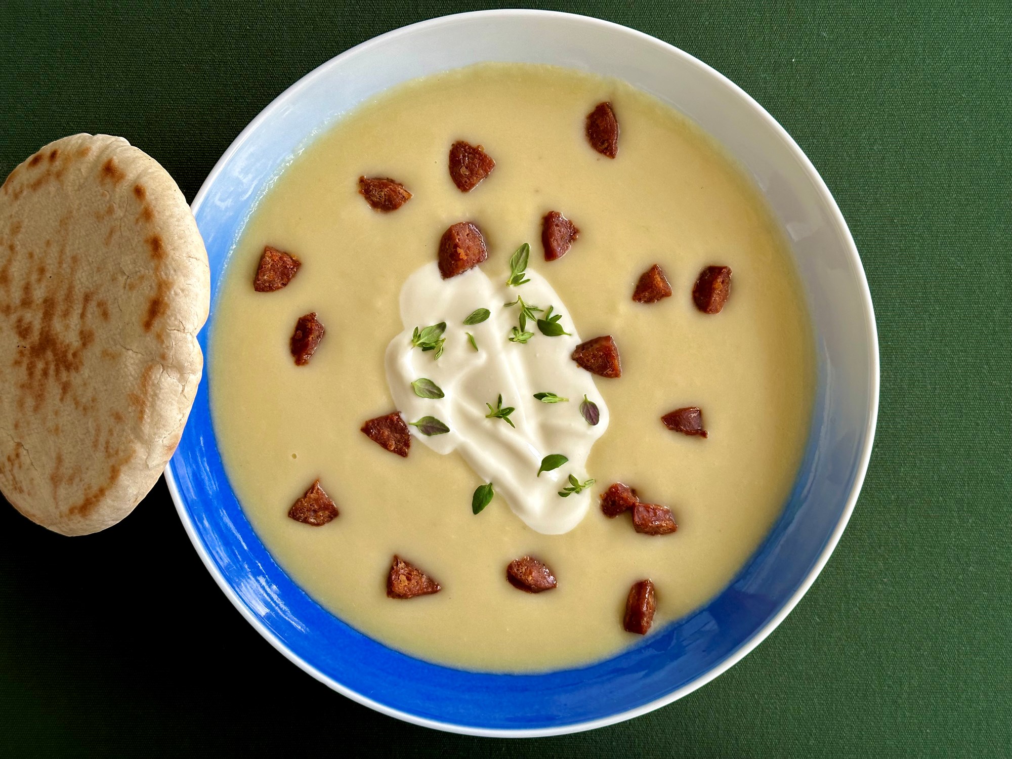 Kartoffelporre suppe med chorizo, timian og fladbrød
