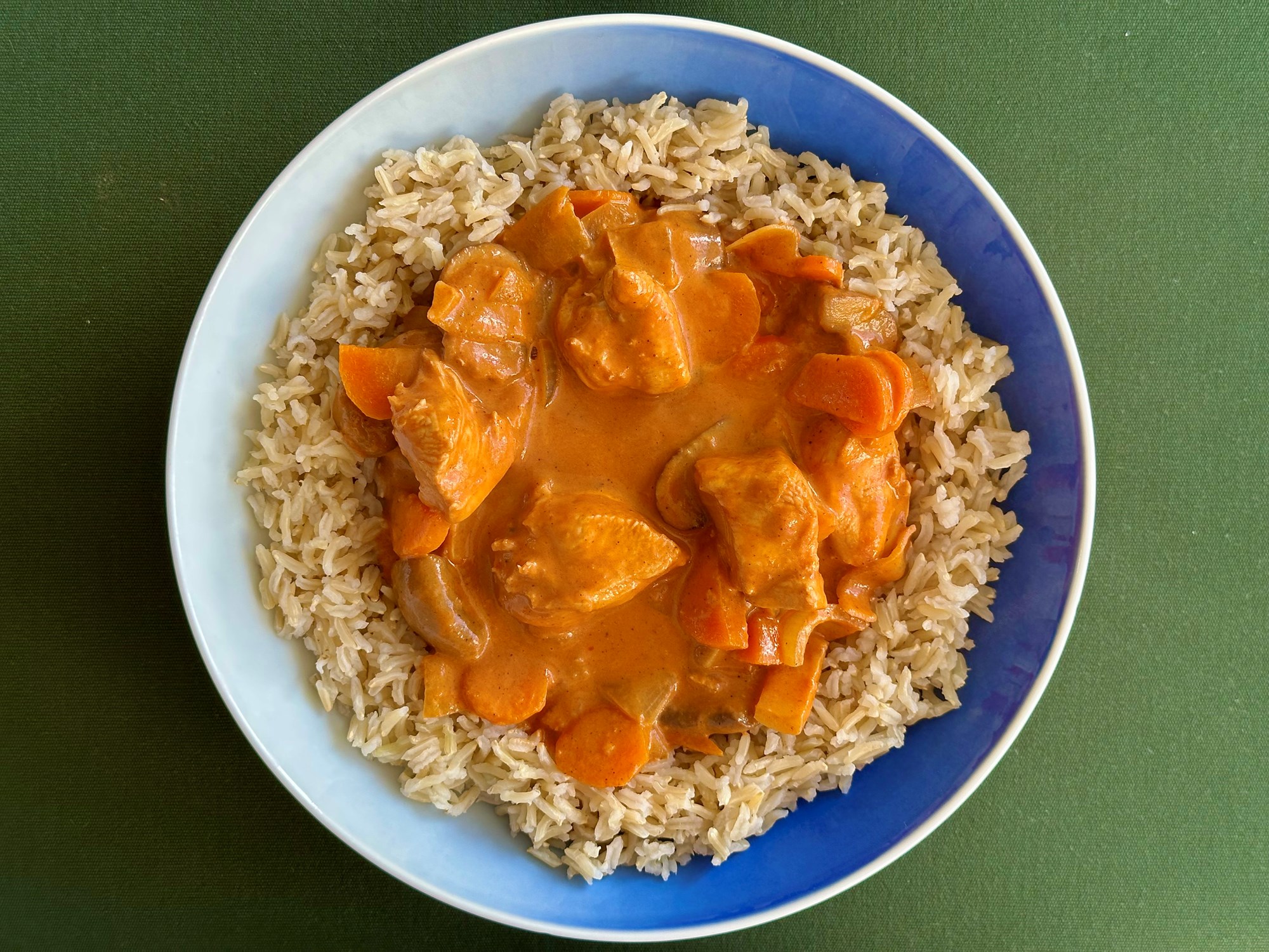 Kylling i garam masala med brune ris og champignon