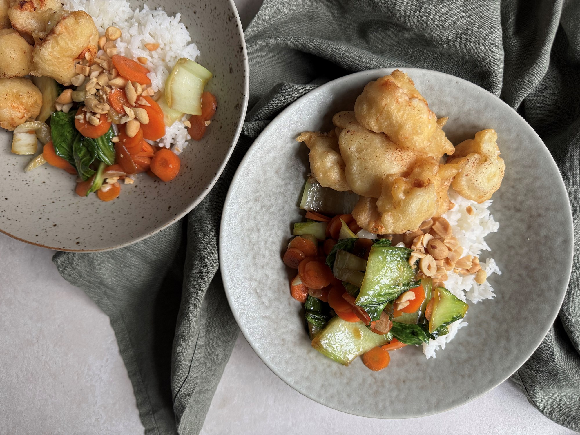 Sprødstegt kylling med kinakål og ris